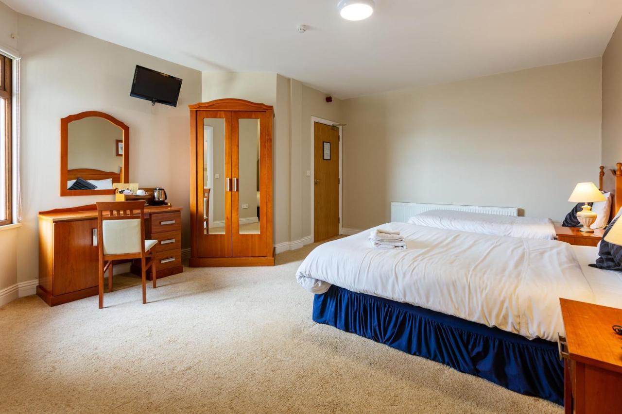 Tudor House Guest House ダンガーバン エクステリア 写真