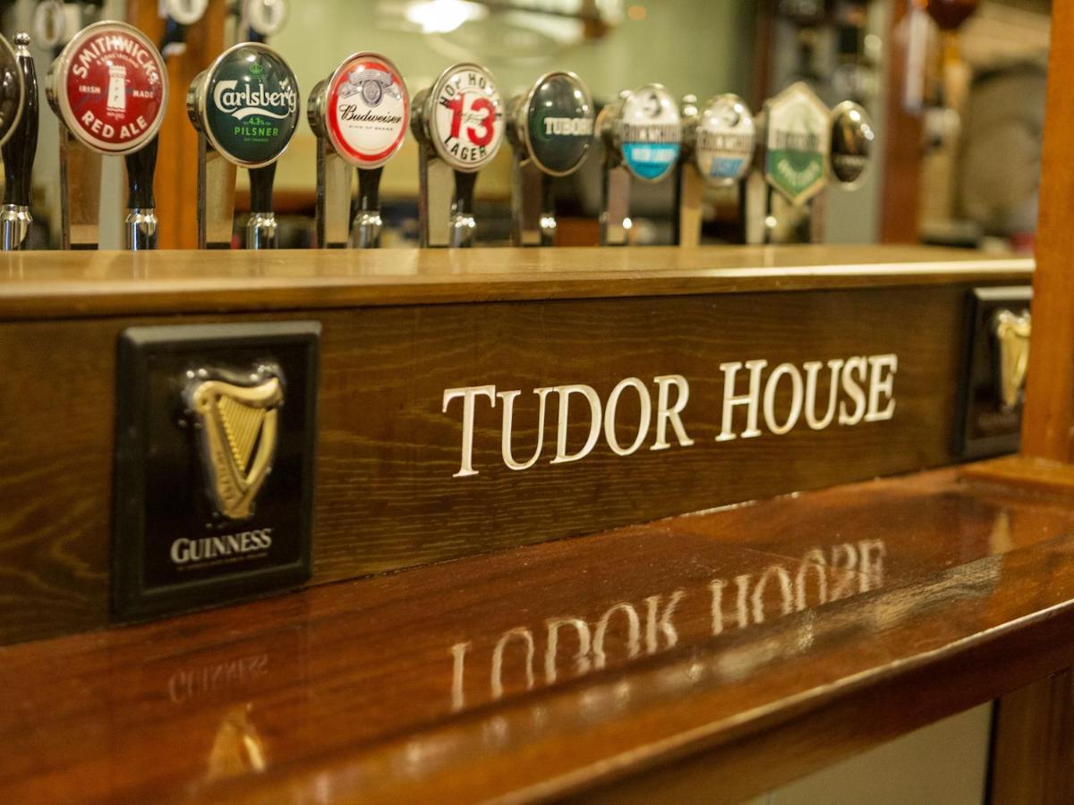 Tudor House Guest House ダンガーバン エクステリア 写真